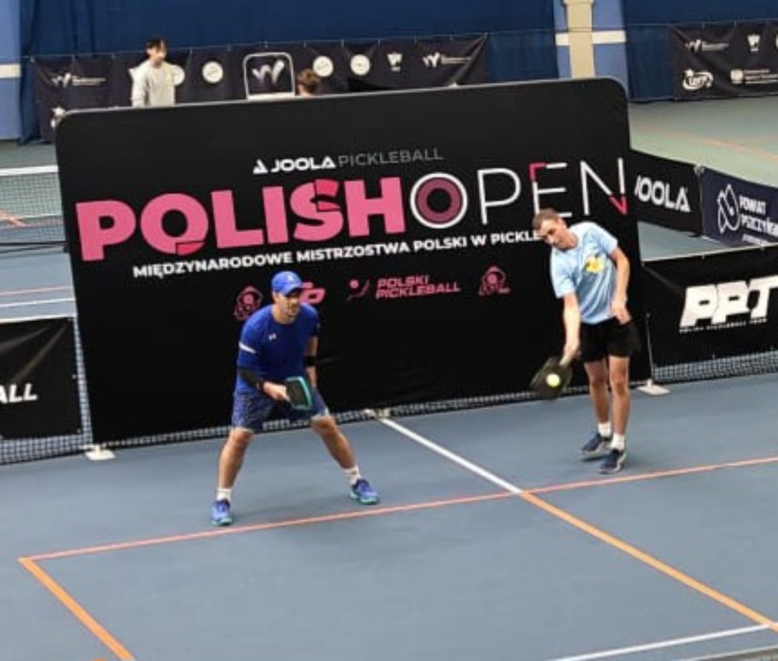 Dwóch zawodników podczas wymiany na korcie Polish Open