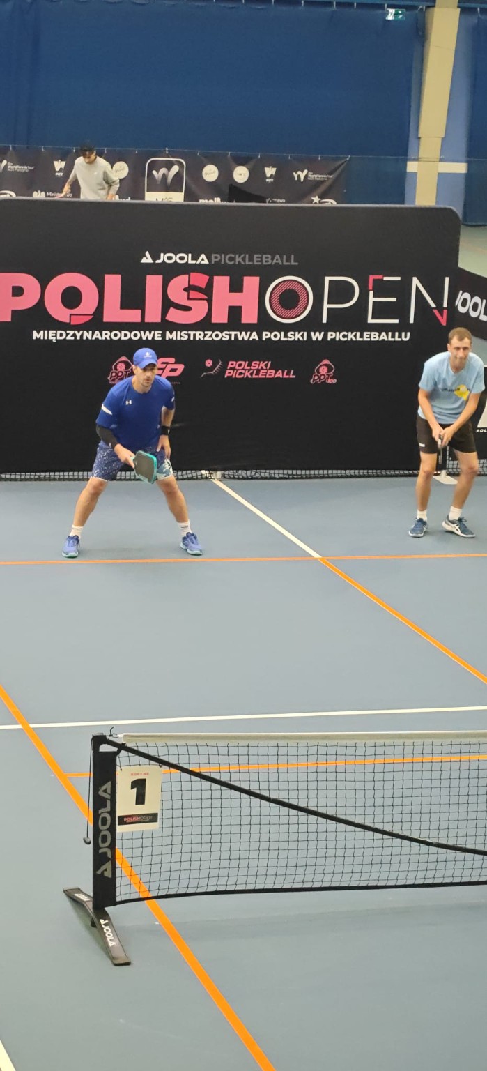 Dwóch zawodników gotowych do odbioru piłki na korcie Polish Open