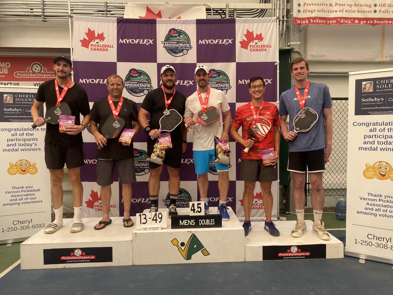 Zawodnicy z medalami na podium Western Canadian Regionals w Vernon, Kanada, 2024