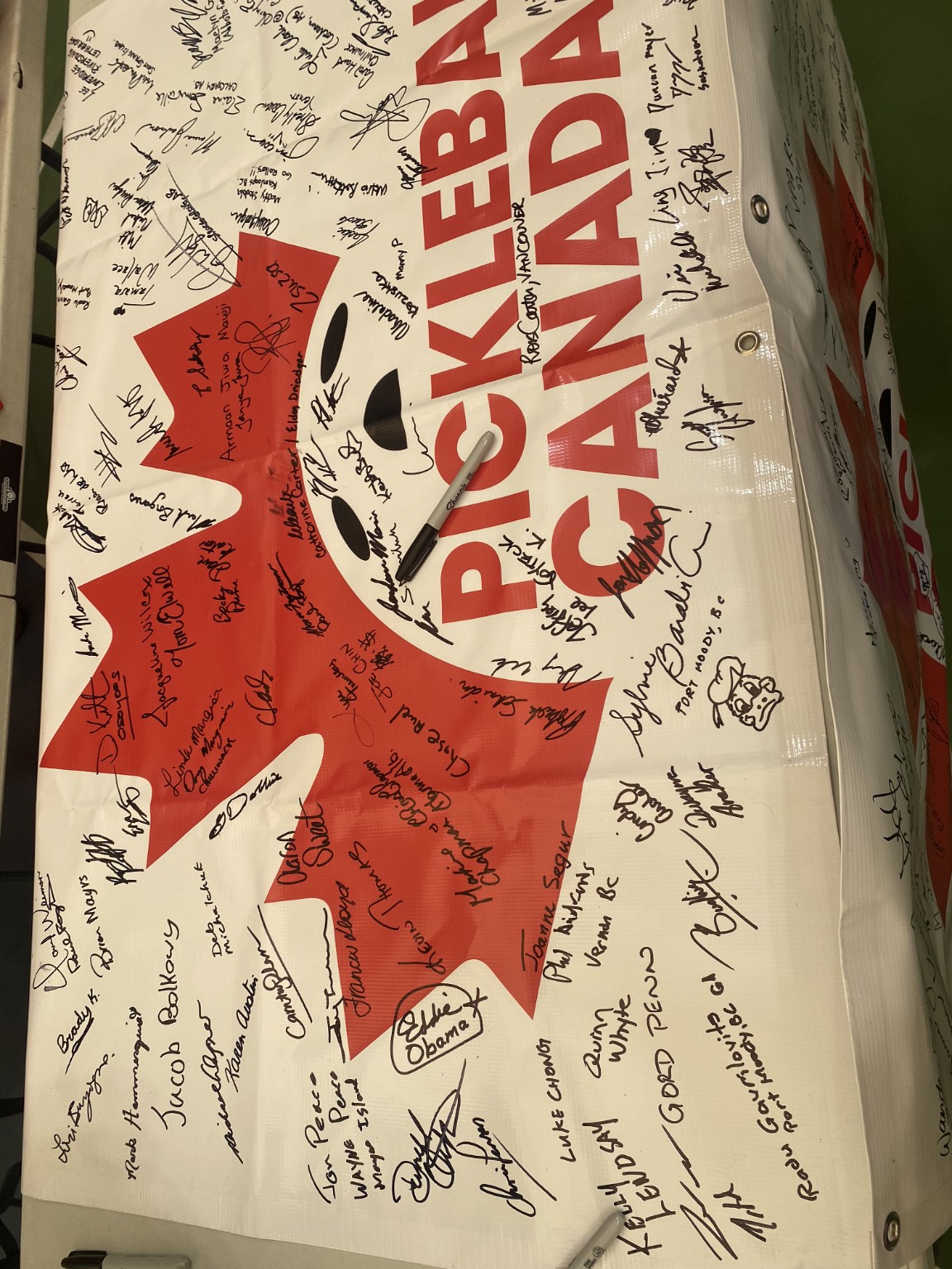 Baner Pickleball Canada z podpisami uczestników